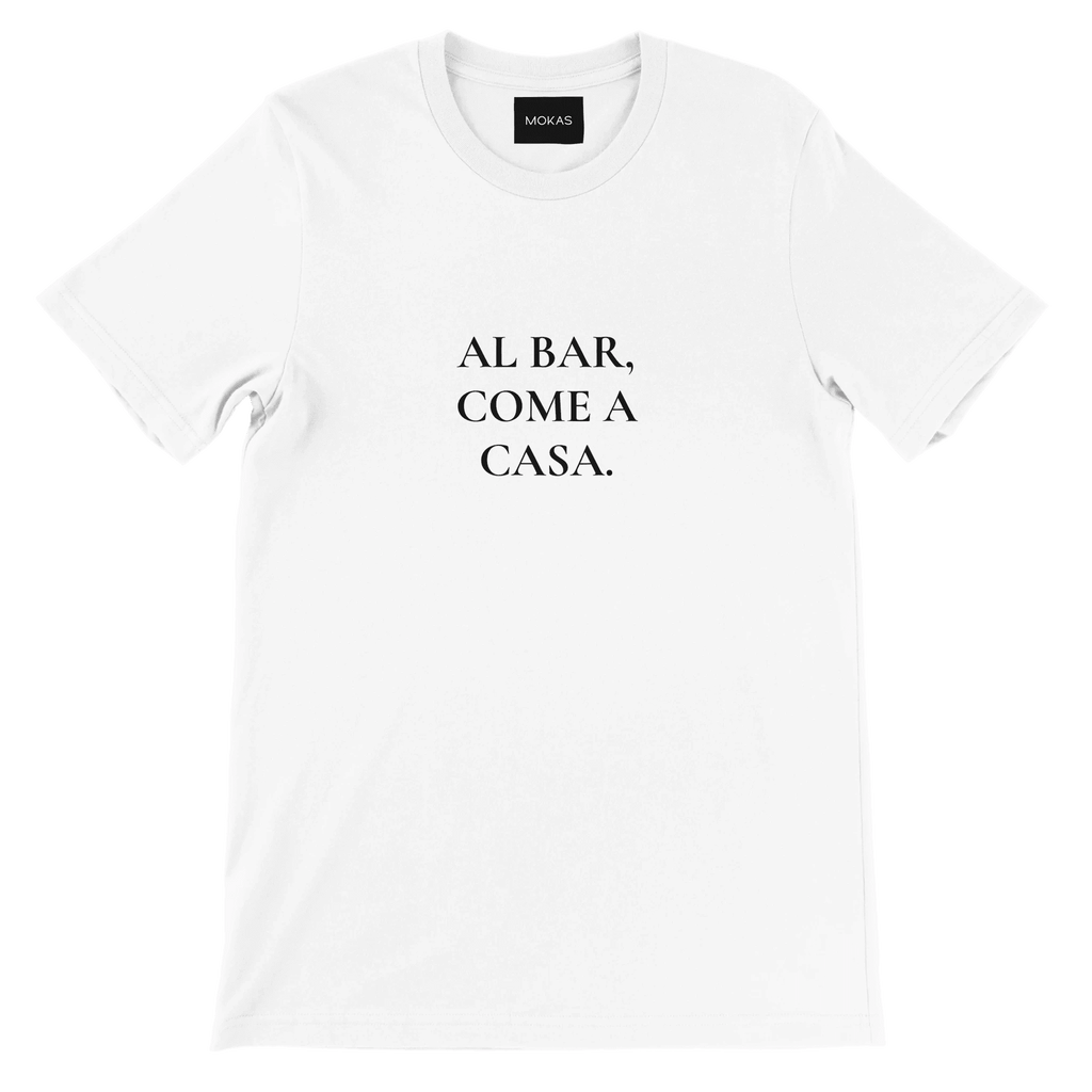 AL BAR, COME A CASA. –Premium Unisex Crewneck T-shirt ispirata alla cultura del bar italiano - MOKAS